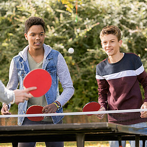 Auf dem Bild spielen Jugendliche Tischtennis. Foto: Jürgen Lippert / Photography